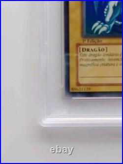 2002 Yugioh BLUE-EYES WHITE DRAGON SDK-001 DIK-P001 Portuguese 1st Edition PSA 8