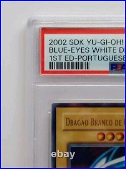 2002 Yugioh BLUE-EYES WHITE DRAGON SDK-001 DIK-P001 Portuguese 1st Edition PSA 8