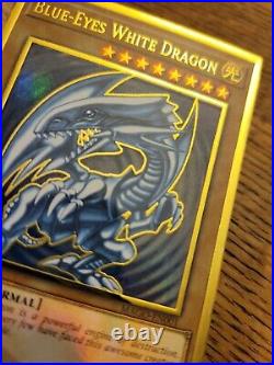 Blue-Eyes White Dragon 1st Run Yugioh Card Holographic Rare Golden Card Konami