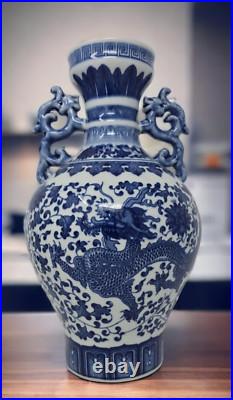 Classic Blue and White Dragon Porcelain Vase, Jingdezhen, China Classic Blue and White Dragon Porcelain Vase, Jingdezhen, China