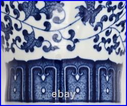Classic Blue and White Dragon Porcelain Vase, Jingdezhen, China Classic Blue and White Dragon Porcelain Vase, Jingdezhen, China