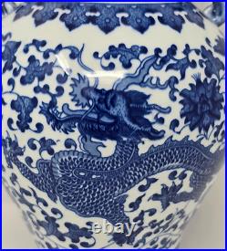 Classic Blue and White Dragon Porcelain Vase, Jingdezhen, China Classic Blue and White Dragon Porcelain Vase, Jingdezhen, China