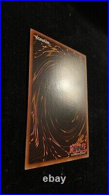 NM-YUGIOH! - BLUE EYES WHITE DRAGON Holo SDK-001 Secret Rare