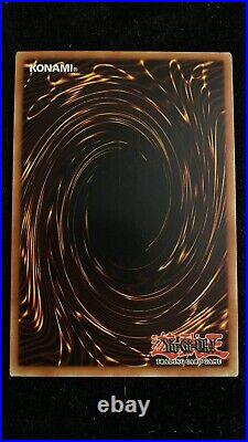 NM-YUGIOH! - BLUE EYES WHITE DRAGON Holo SDK-001 Secret Rare