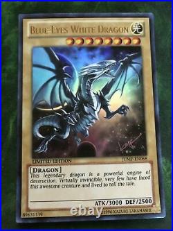 Yu-Gi-Oh! JUMP-EN068 Blue-Eyes White Dragon Ultra Rare! Blauäugiger W. Drache